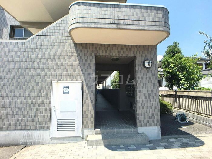 19/30 エントランス