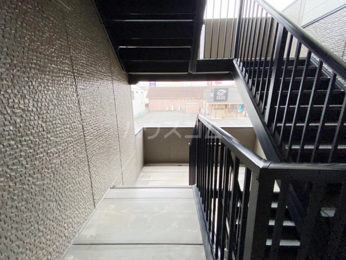 16/23 エントランス