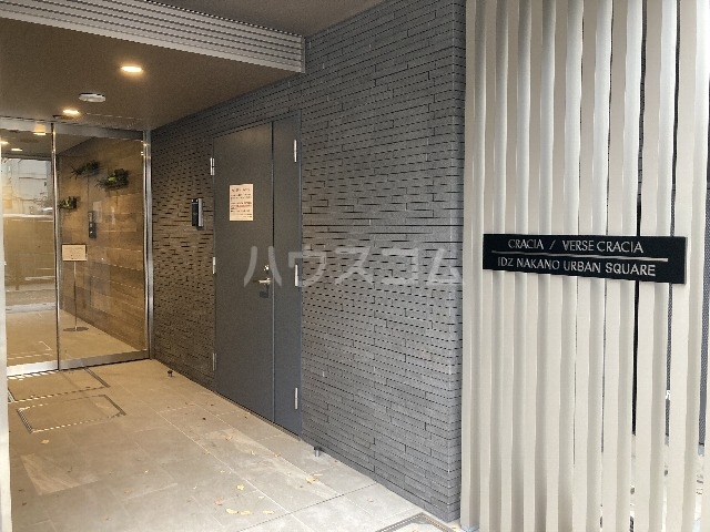 23/28 エントランス