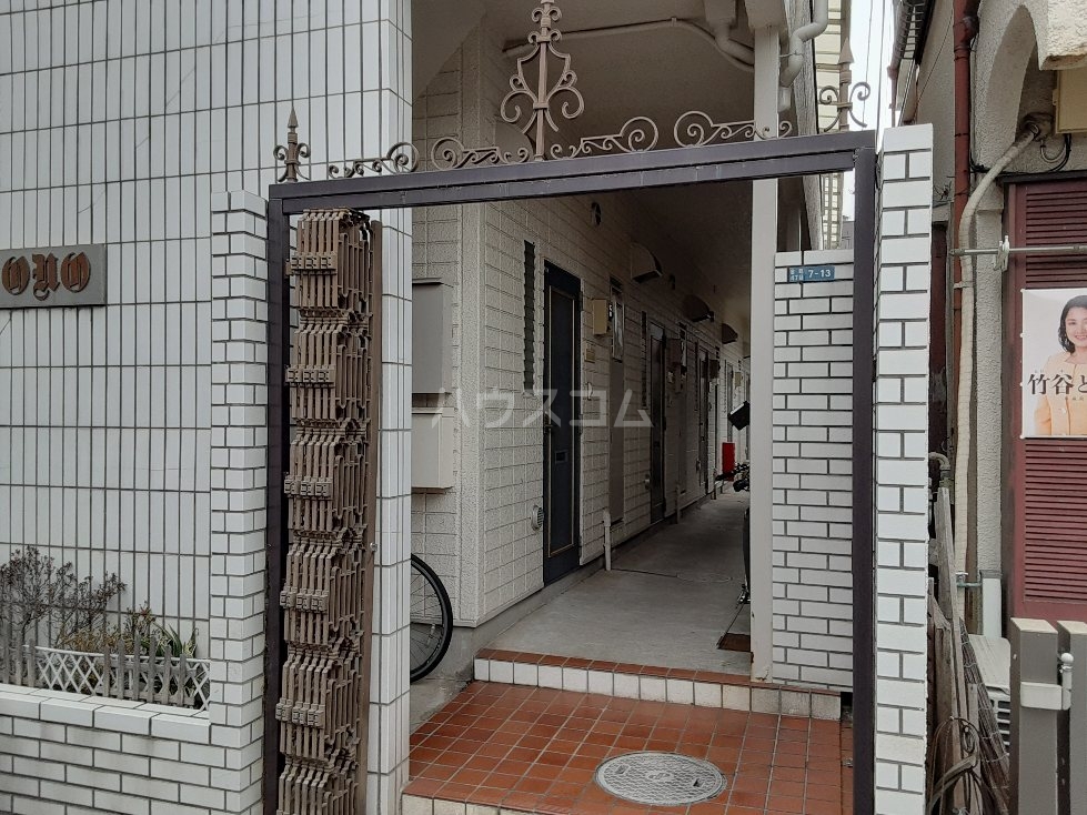 23/28 エントランス