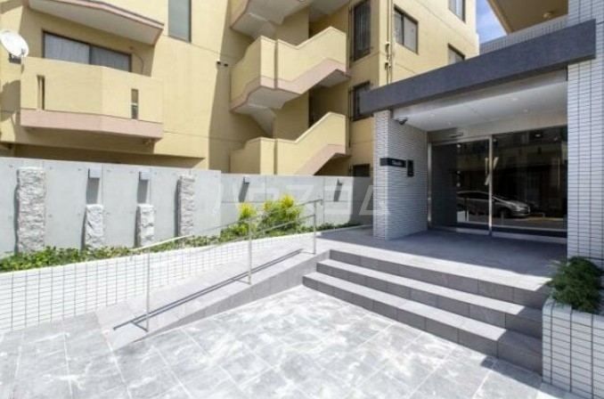 18/19 エントランス