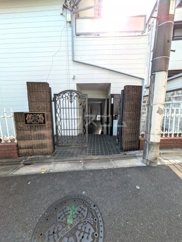 23/27 エントランス