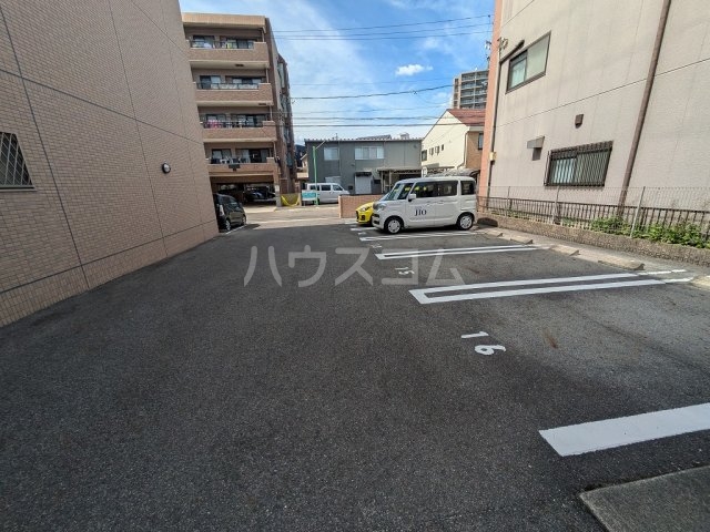 27/30 駐車場