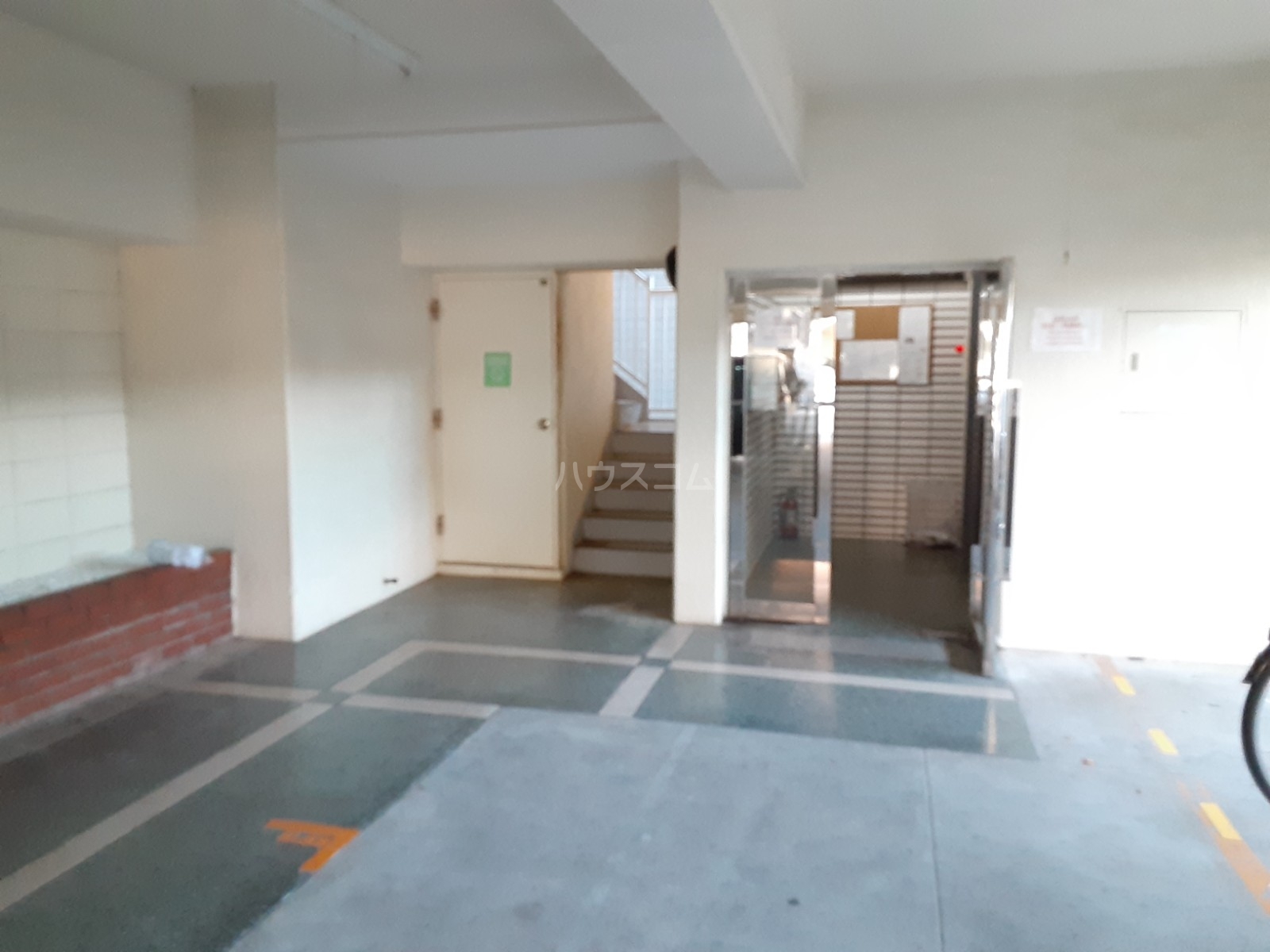 19/27 エントランス