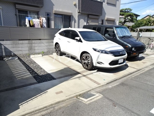 28/30 駐車場