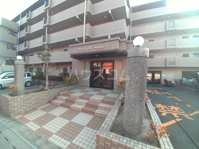 21/30 エントランス
