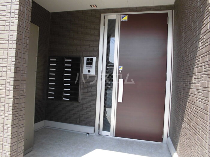 23/27 エントランス