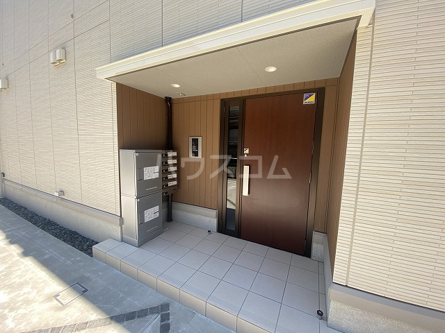 27/30 エントランス