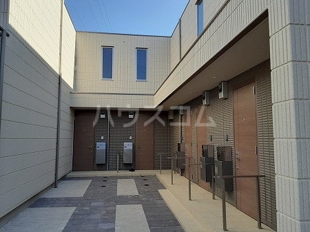 26/27 エントランス