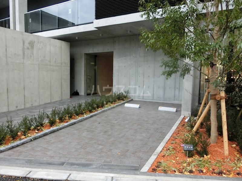 23/25 エントランス