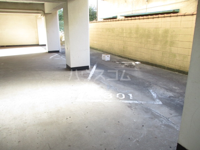28/30 駐車場