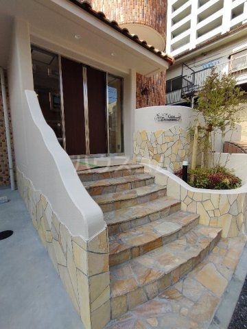 19/30 エントランス