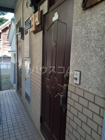 23/27 エントランス