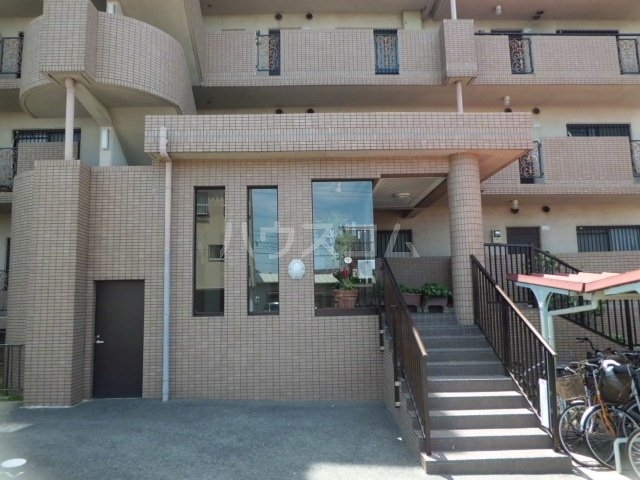 28/30 エントランス