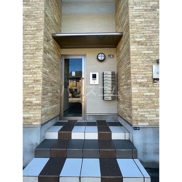 16/23 エントランス