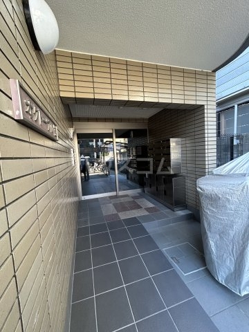 27/30 エントランス