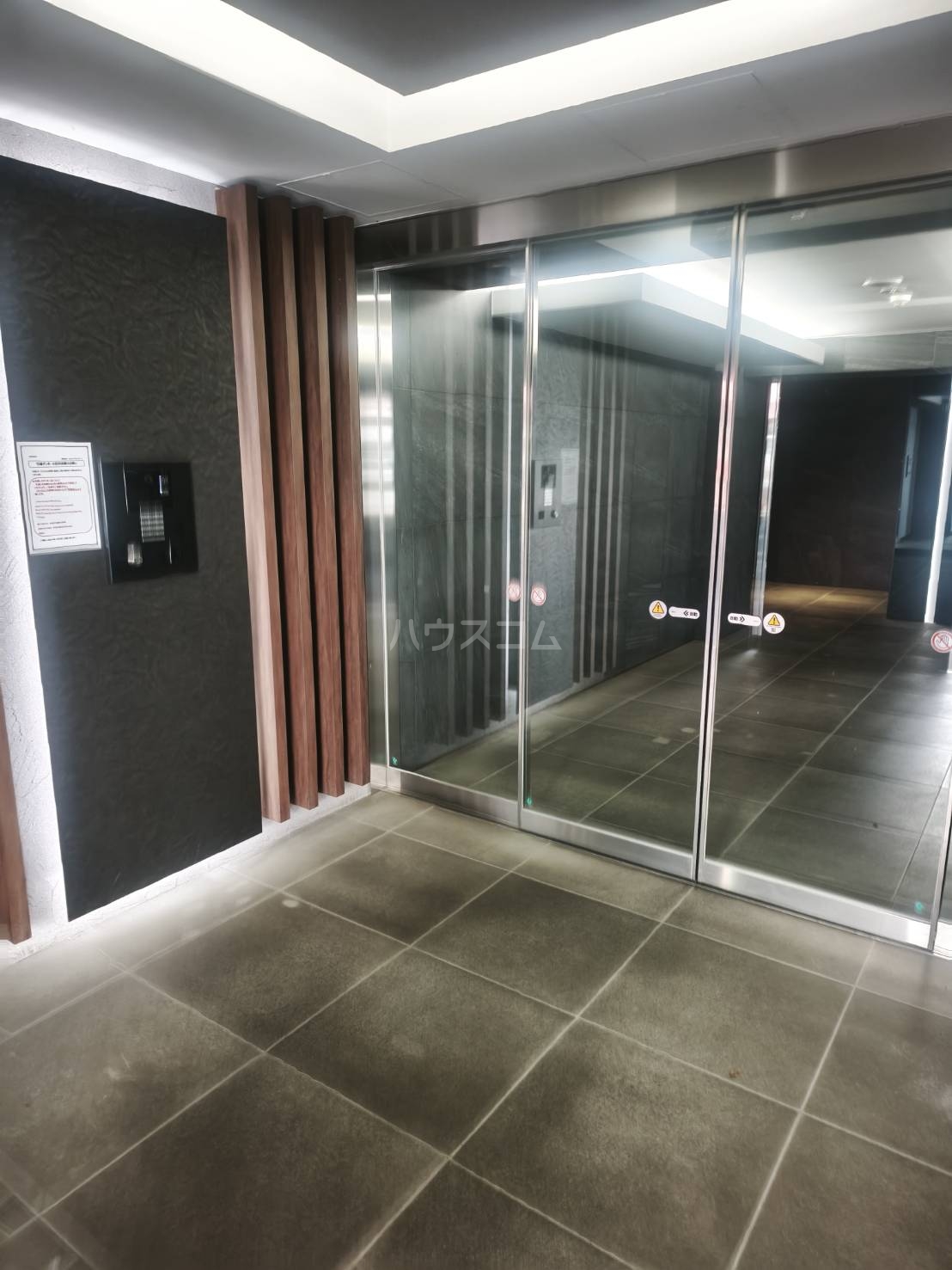 23/25 エントランス