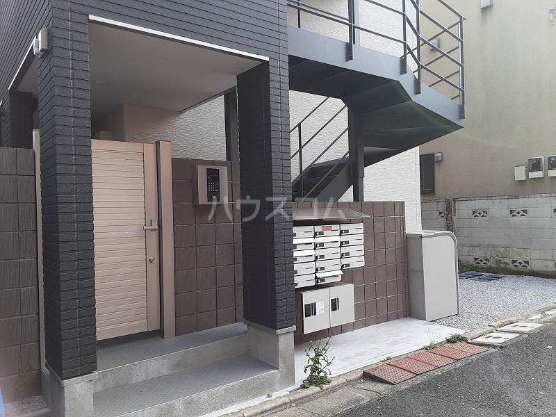 26/27 エントランス