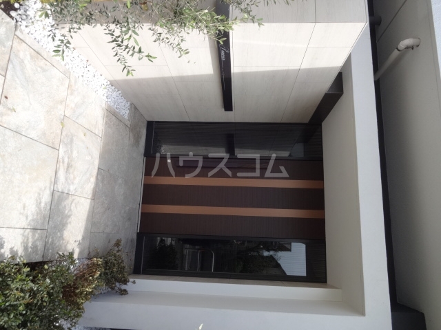 27/30 エントランス