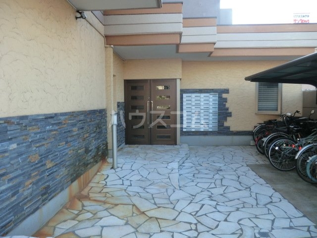 24/30 エントランス