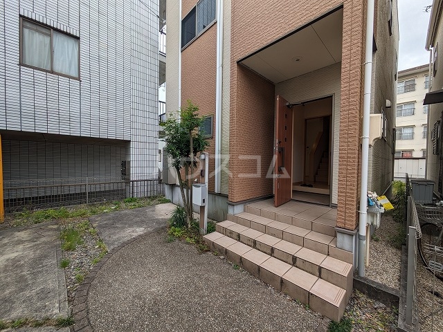 28/30 エントランス