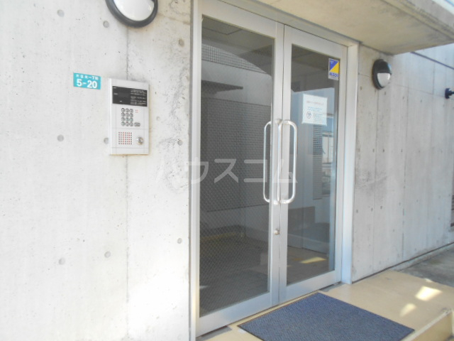 27/29 エントランス