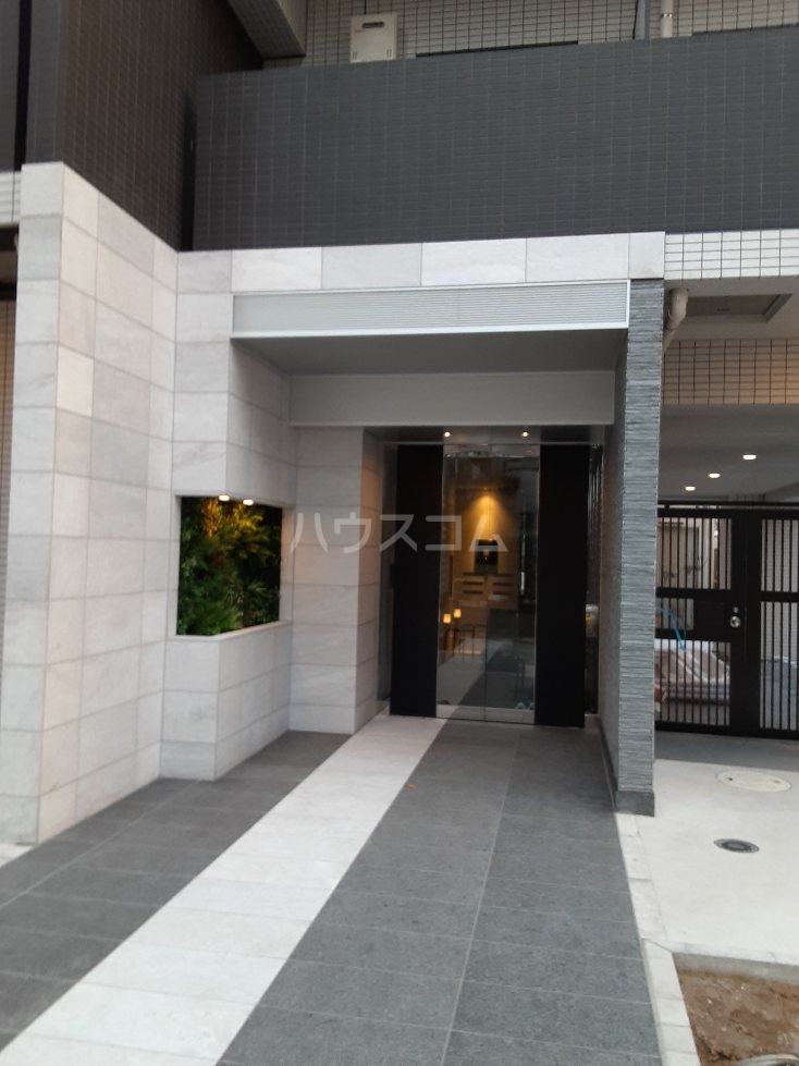 18/23 エントランス