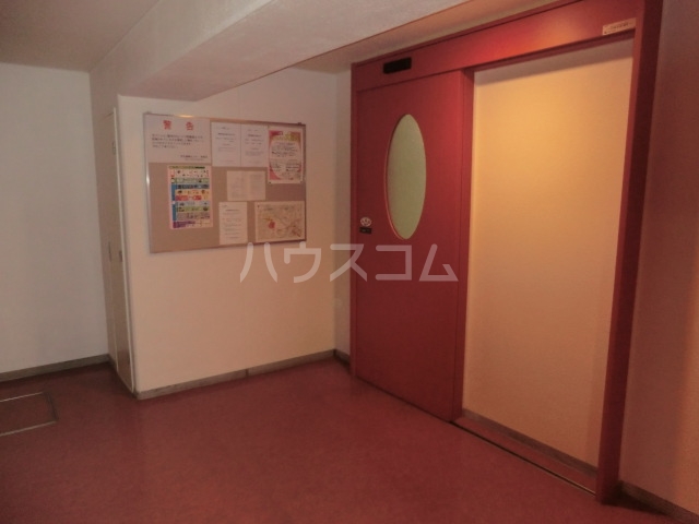 19/27 エントランス