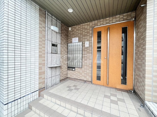 20/21 エントランス