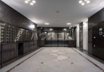 18/27 エントランス