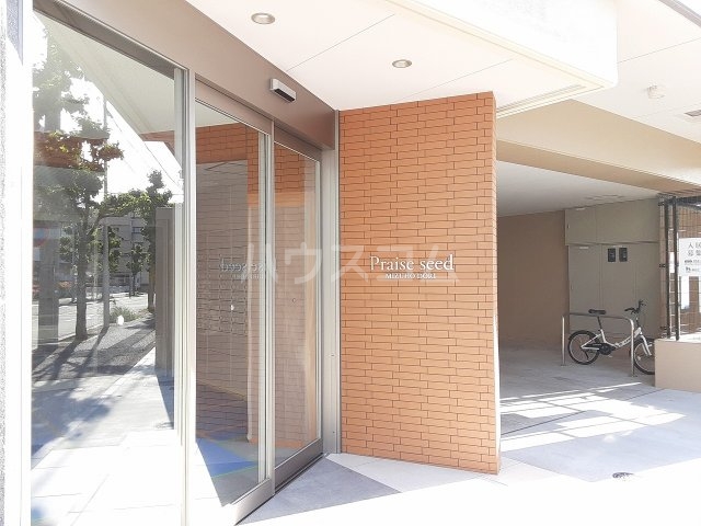 28/30 エントランス