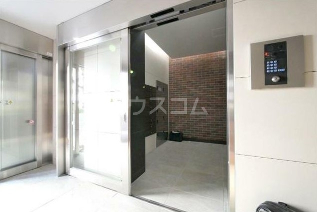 23/27 エントランス