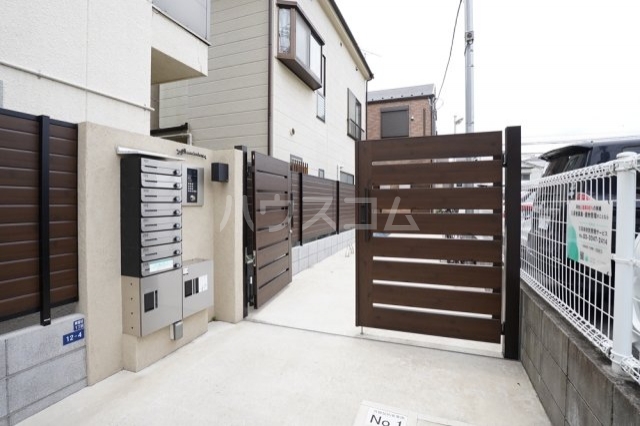 13/18 エントランス