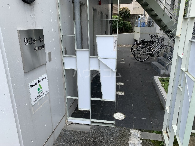 24/30 エントランス