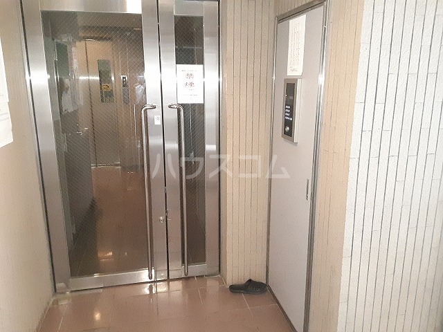 22/28 エントランス