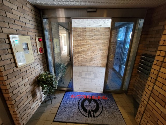 21/30 エントランス