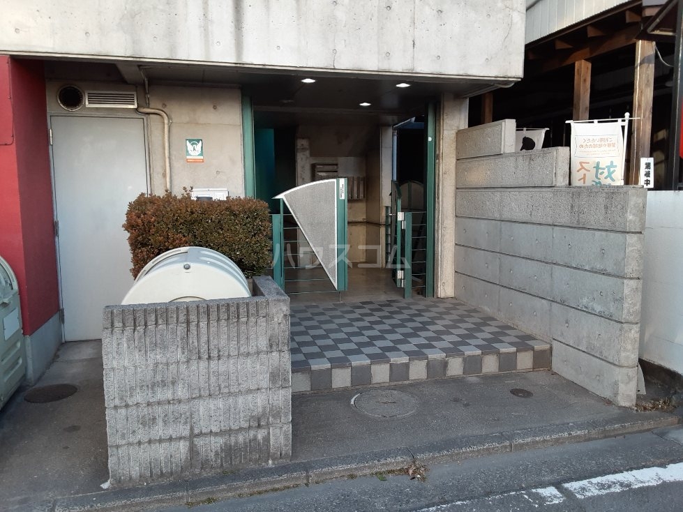 23/27 エントランス