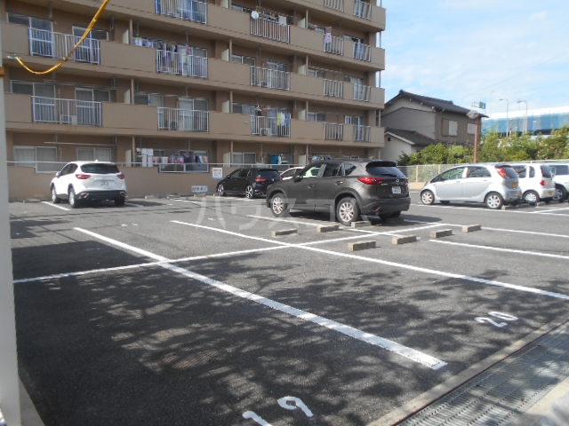 23/30 駐車場