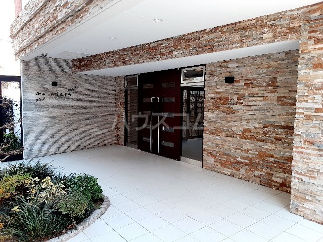 28/30 エントランス