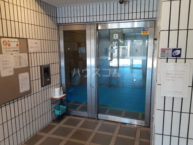 27/30 エントランス