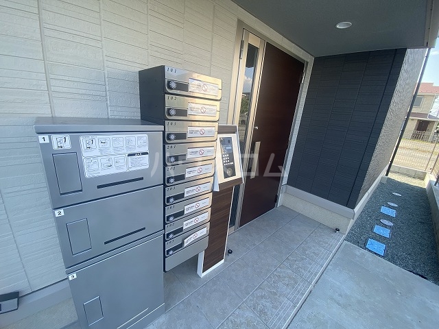 27/30 エントランス