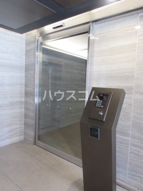 22/28 エントランス