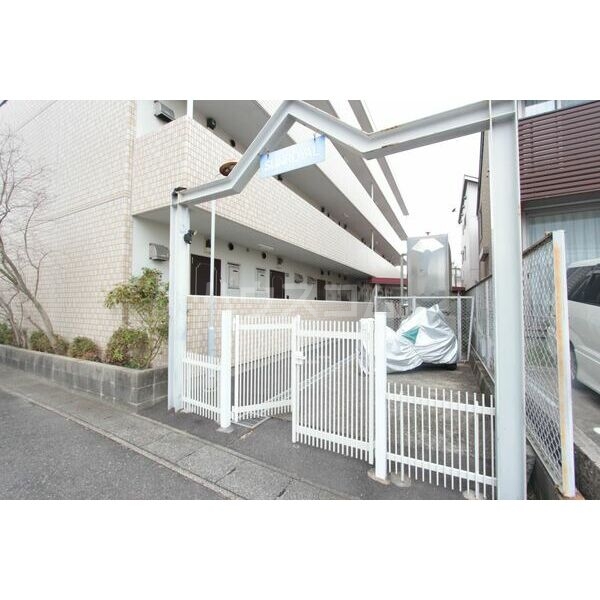 18/27 エントランス