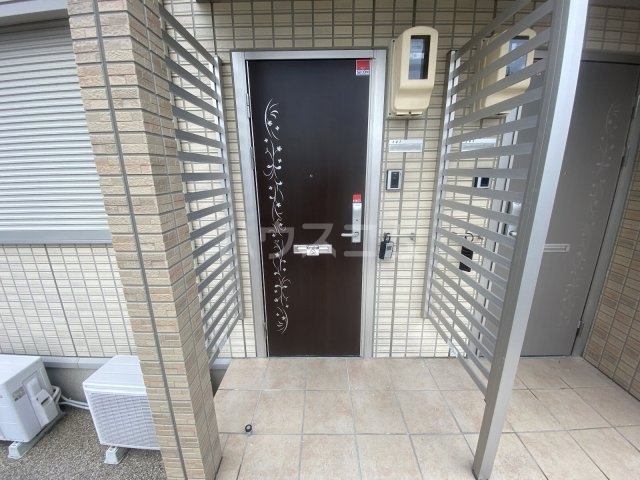 28/30 エントランス