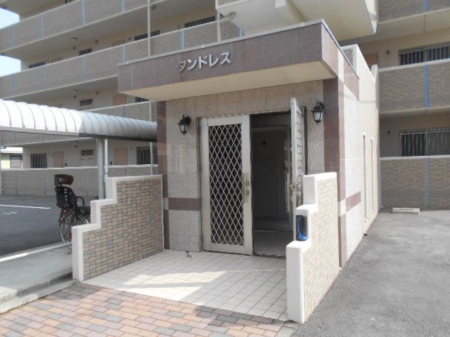 21/30 エントランス