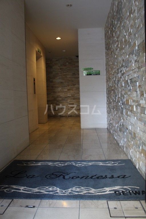 21/30 エントランス