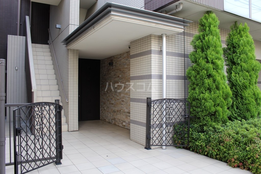 23/30 エントランス