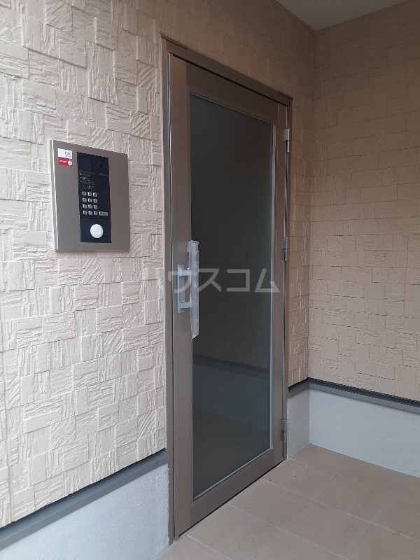 27/30 エントランス