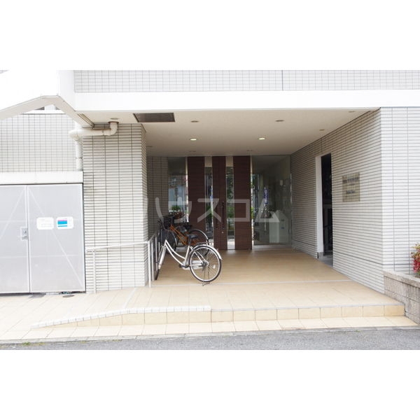 23/30 エントランス