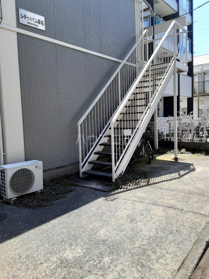 24/25 エントランス